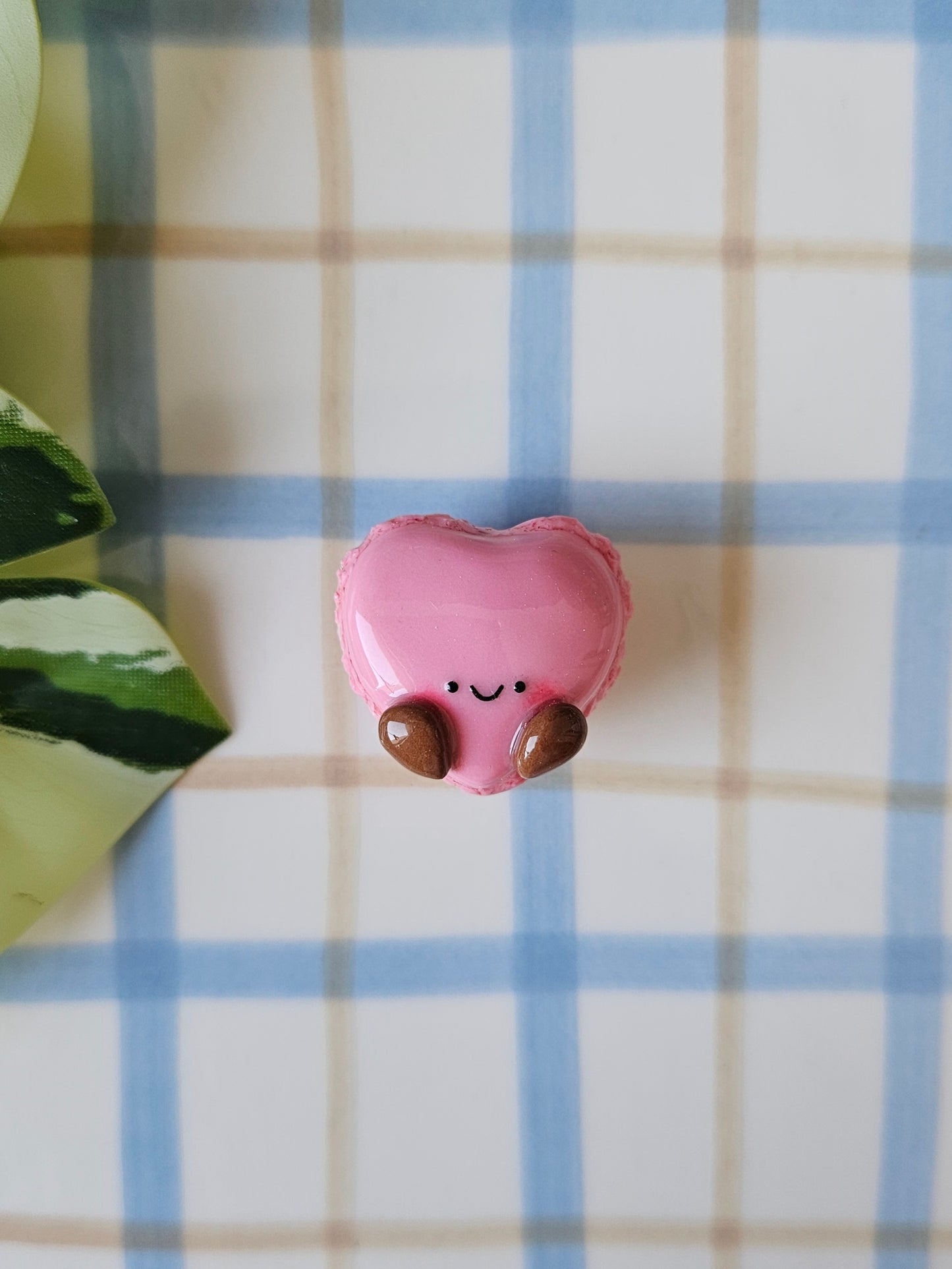 Le magnet Macaron Coeur Fraise