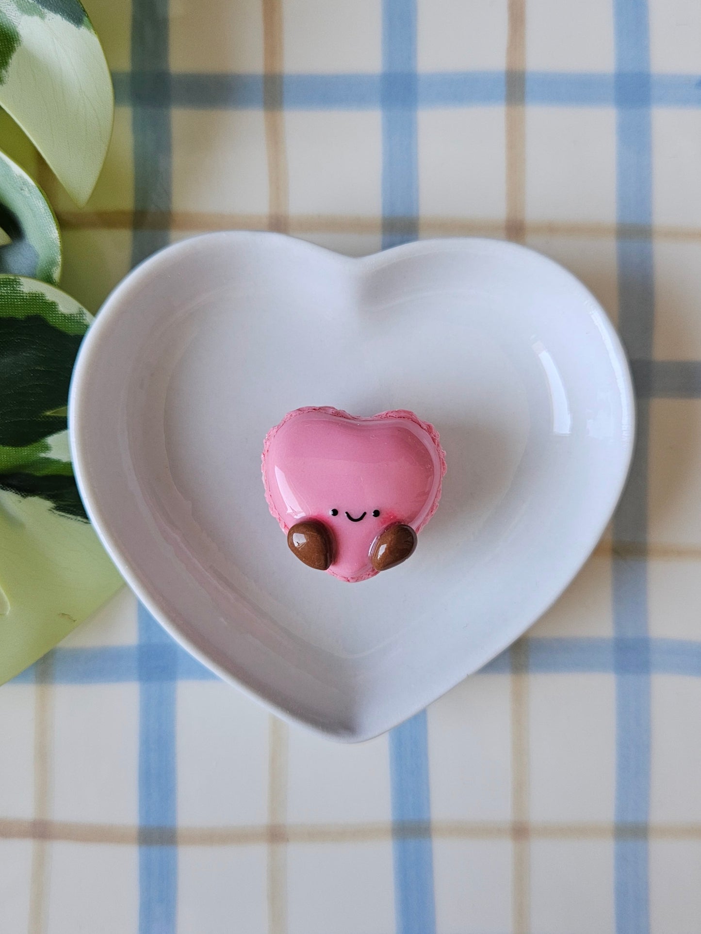 Le magnet Macaron Coeur Fraise